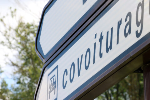 Zoom sur un panneau de signalisation Covoiturage