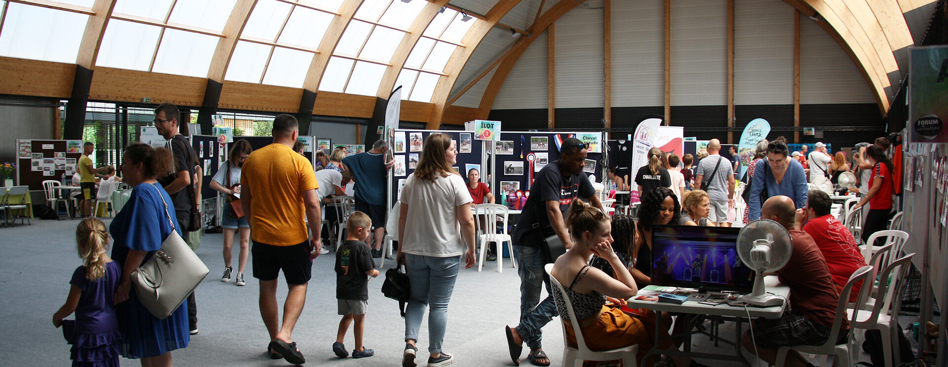 Visiteurs lors du forum des associations du Pays de l'Ourcq au complexe sportif Guy Michaux à Ocquerre