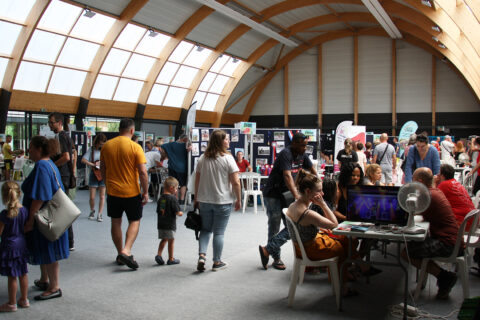Visiteurs lors du forum des associations du Pays de l'Ourcq au complexe sportif Guy Michaux à Ocquerre