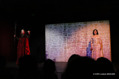Blanche-neige rencontre la sorcière au spectacle jeune public "Le Fabuleux voyage de Blanche-neige" de la Compagnie Mascarade à la salle des fêtes de Congis-sur-Thérouanne. - Agrandir l'image 13 sur 30, fenêtre modale