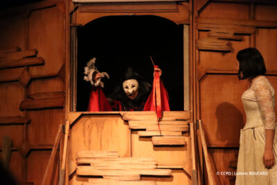 Blanche-neige et la sorcière au spectacle jeune public "Le Fabuleux voyage de Blanche-neige" de la Compagnie Mascarade à la salle des fêtes de Congis-sur-Thérouanne. - Agrandir l'image 15 sur 30, fenêtre modale