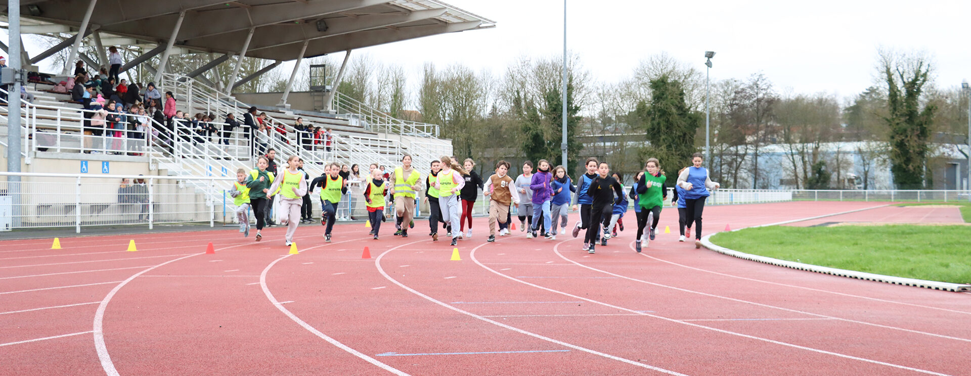Groupe d'élèves des écoles du territoire au cross à Ocquerre