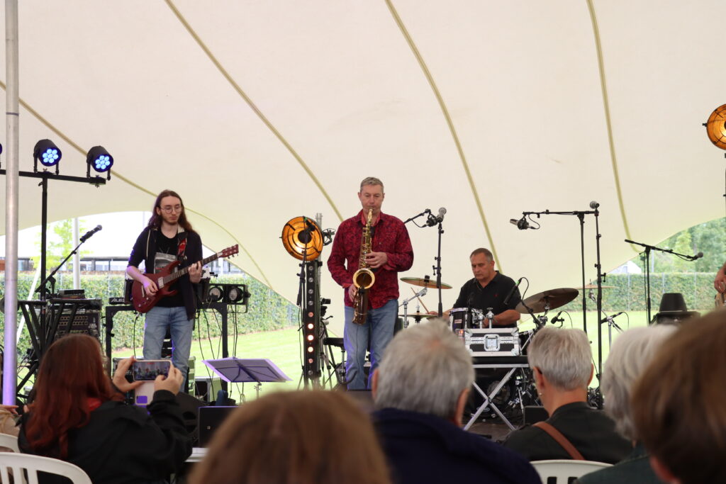 Les élèves de l'École de Musiques Actuelles et Appliquées (EMAA), sur scène, lors de la 1ère édition du Festival Ourcq'N Jazz 2024 - Agrandir l'image, fenêtre modale