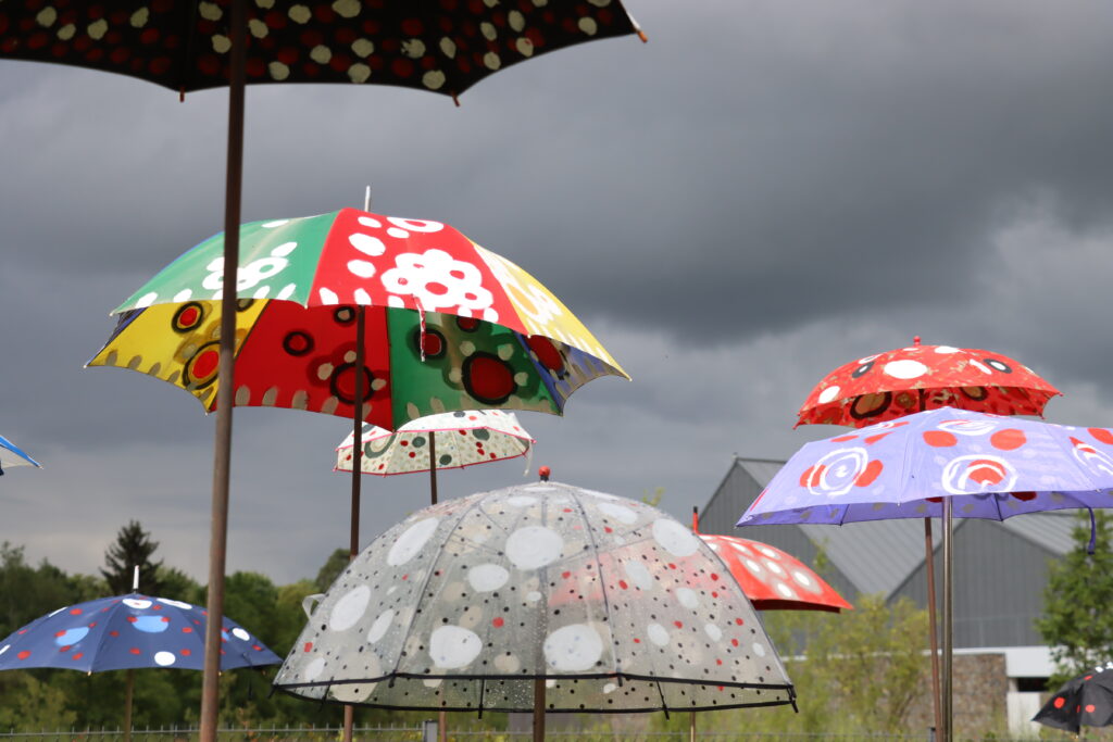 Les parapluies de l'association YAKA, exposés lors de la 1ère édition du Festival Ourcq'N Jazz 2024 - Agrandir l'image, fenêtre modale