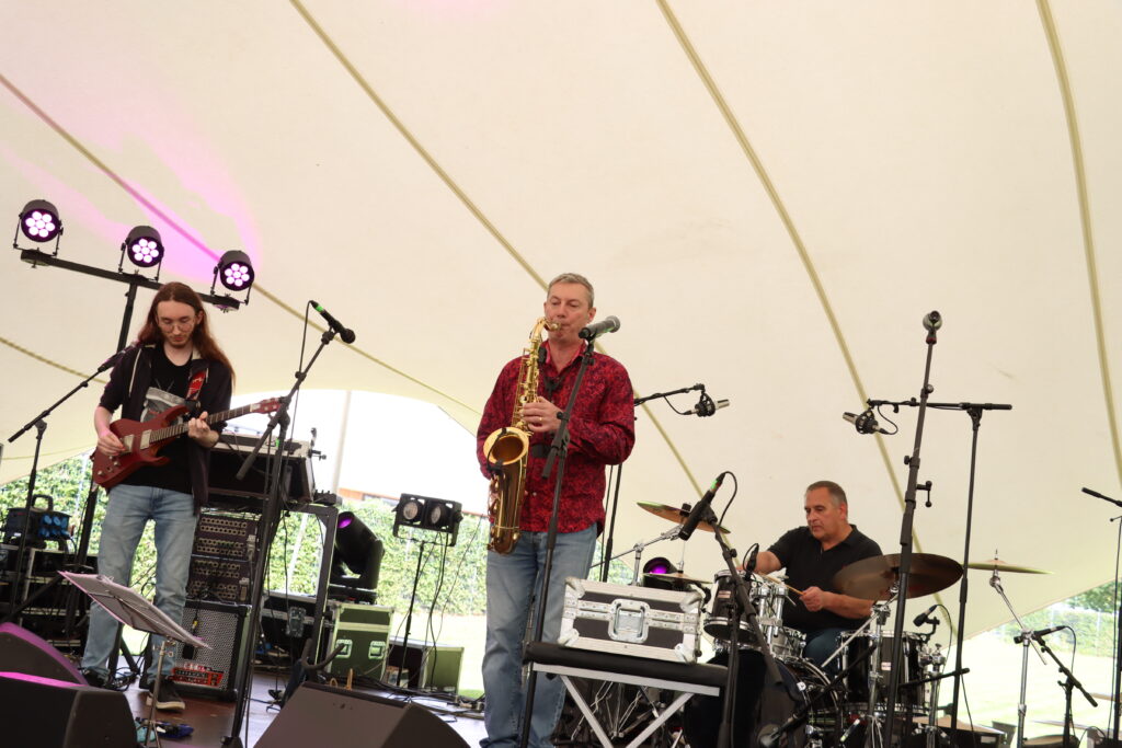 Les élèves de l'École de Musiques Actuelles et Appliquées (EMAA), sur scène, lors de la 1ère édition du Festival Ourcq'N Jazz 2024 - Agrandir l'image, fenêtre modale