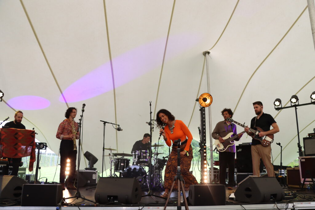 Le groupe Swing Vandals, sur scène, lors de la 1ère édition du Festival Ourcq'N Jazz 2024 - Agrandir l'image, fenêtre modale