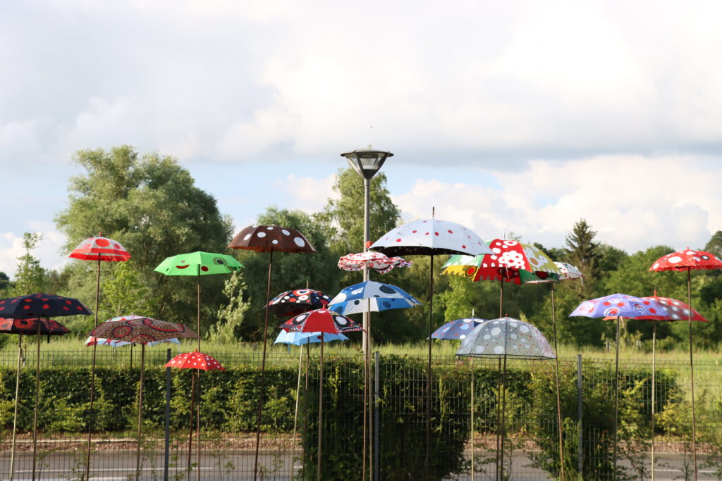 Les parapluies de l'association YAKA, exposés lors de la 1ère édition du Festival Ourcq'N Jazz 2024 - Agrandir l'image, fenêtre modale