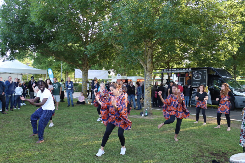 L'association YAMA YIGUI, en pleine danse avec le public au Festival Ourcq'N Jazz 2024 - Agrandir l'image, fenêtre modale