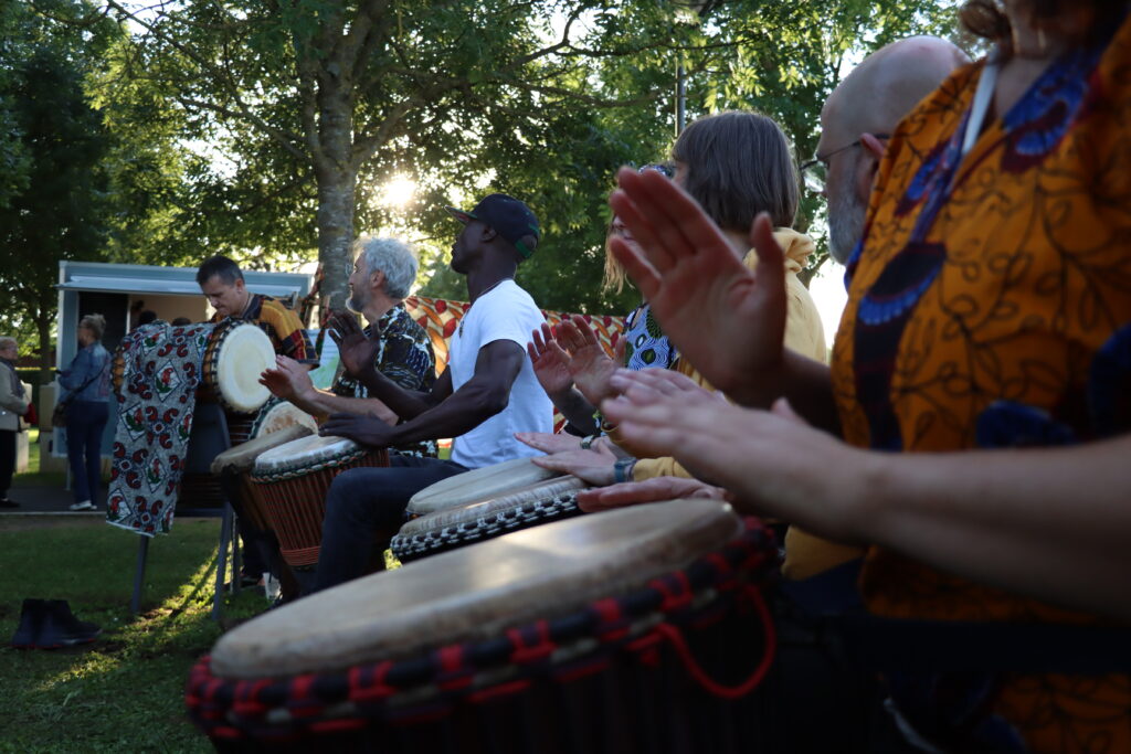 L'association YAMA YIGUI, en pleine prestation de percussions africaines, lors de la 1ère édition du Festival Ourcq'N Jazz 2024 - Agrandir l'image, fenêtre modale