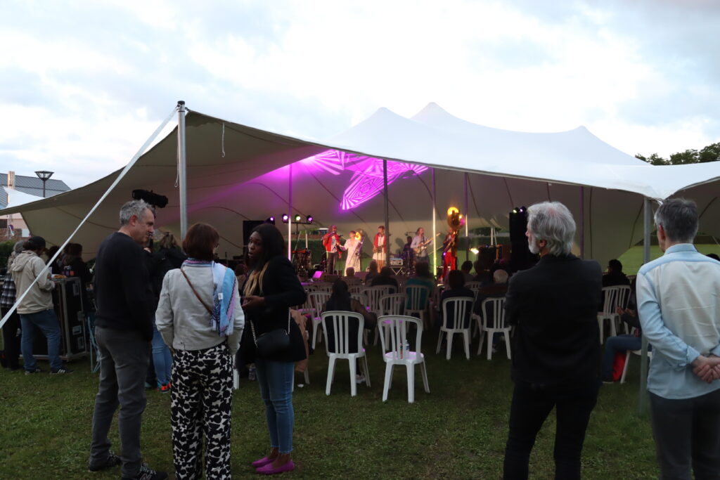 Le public regarde le concert du groupe Grizz-Li, qui se trouve sous la grande tente, lors de la 1ère édition du Festival Ourcq'N Jazz 2024 - Agrandir l'image, fenêtre modale