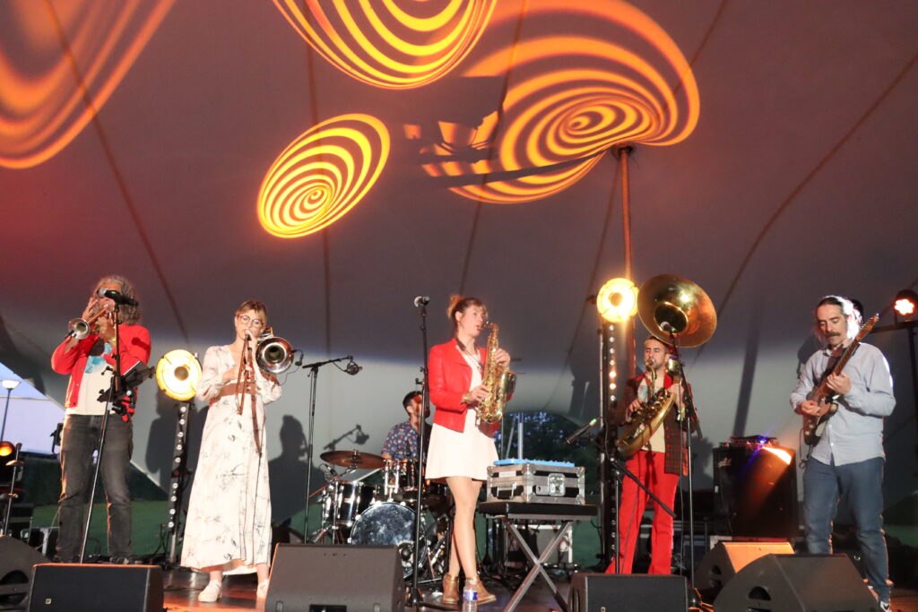 Le groupe Grizz-Li, sur scène, lors de la 1ère édition du Festival Ourcq'N Jazz 2024 - Agrandir l'image, fenêtre modale