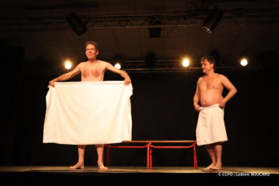 Extrait du spectacle "Coup de foudre" de la Cie Les Paraconteurs joué à la salle des fêtes d'Étrépilly - Agrandir l'image 10 sur 30, fenêtre modale