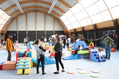Vue d'enfants qui jouent avec leurs parents et discutant avec les professionnelles de la petite enfance au complexe Guy MICHAUX à Ocquerre lors de la Grande matinée des petits.