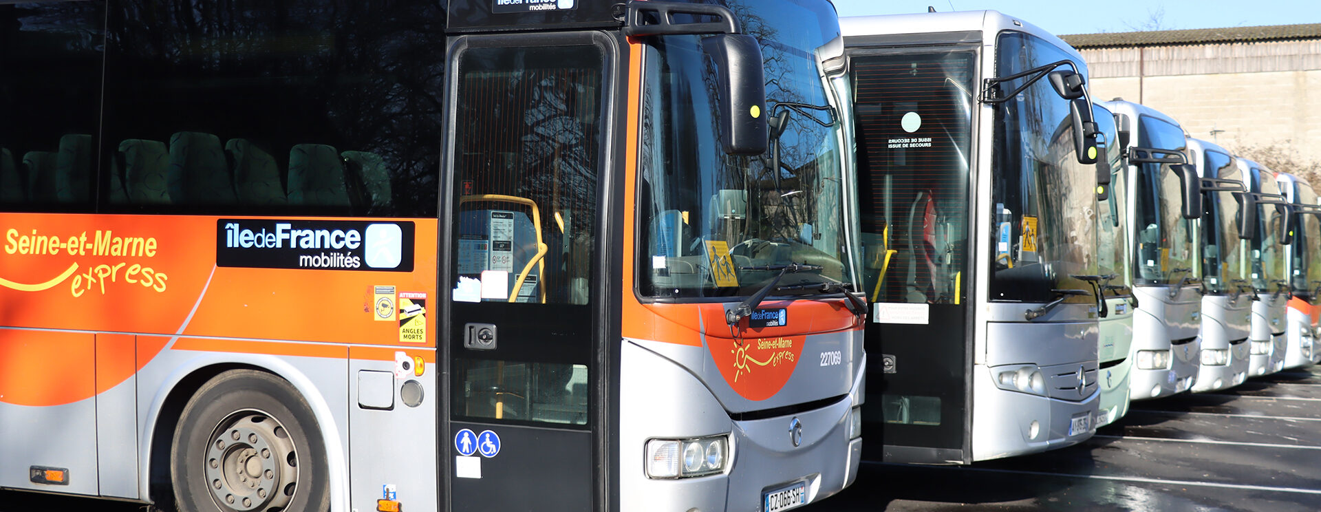 Vue de bus île-de-France Mobilités alignés au dépôt Transdev de Lizy-sur-Ourcq.