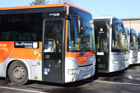 Vue de bus île-de-France Mobilités alignés au dépôt Transdev de Lizy-sur-Ourcq.