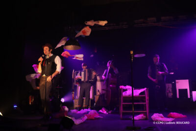 Extrait du spectacle musical Nos courses folles des Fouteurs de Joie à Cocherel - Agrandir l'image 9 sur 30, fenêtre modale