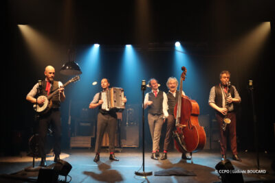 Extrait du spectacle musical Nos courses folles des Fouteurs de Joie à Cocherel - Agrandir l'image 8 sur 30, fenêtre modale