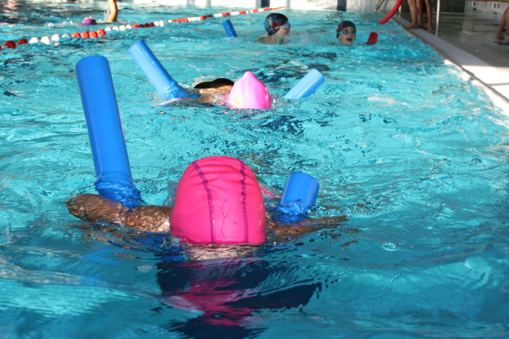 Des enfants en train de nager durant les cours de Natation à la Piscine du Pays de l'Ourcq à Ocquerre.