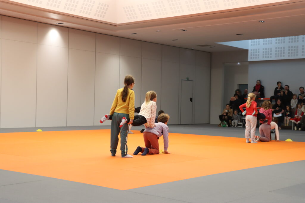 Groupe d'enfants lors d'un représentation acrosport pour l'École Multisports du Pays de l'Ourcq. - Agrandir l'image, fenêtre modale