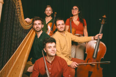 Groupe de musiciens "Le Bateau ivre" avec leur instrument