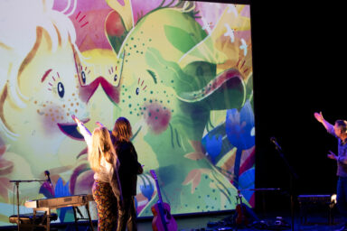 3 artistes devant un écran numérique lors du spectacle pour enfants "Into the wood"