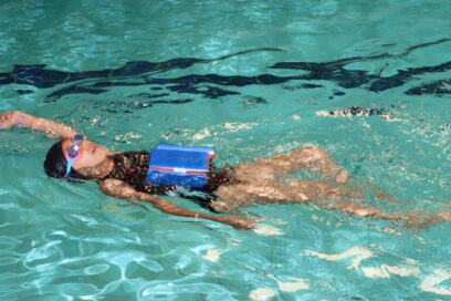 Petite fille qui apprend à nager sur le dos dans la piscine du Pays de l'Ourcq. - Agrandir l'image, fenêtre modale