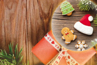 Décoration de noël avec cadeau, sapin et biscuits