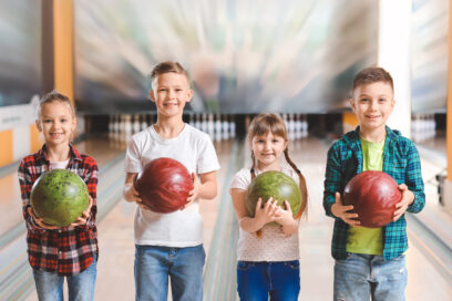 Groupe d'enfants qui jouent au bowling. - Agrandir l'image, fenêtre modale