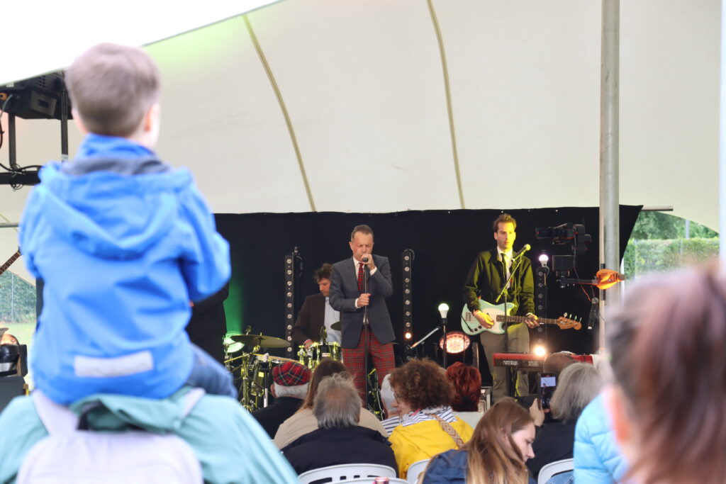 Matthieu BORÉ quintet (Festival Ourcq'N Jazz 2025), avec vue sur le public - Agrandir l'image, fenêtre modale