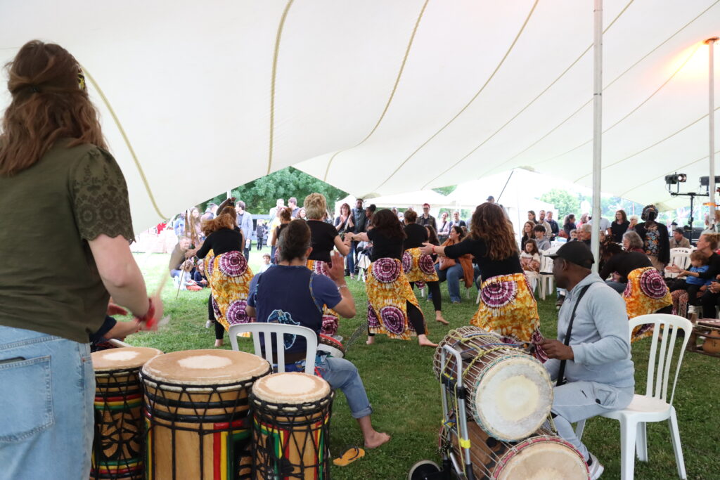 Prestation de l'association de percussions et danses africaines YAMA YIGUI (Festival Ourcq'N Jazz 2025) - Agrandir l'image, fenêtre modale