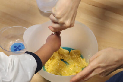 Enfant et parent en train de préparer une recette de cuisine. - Agrandir l'image, fenêtre modale