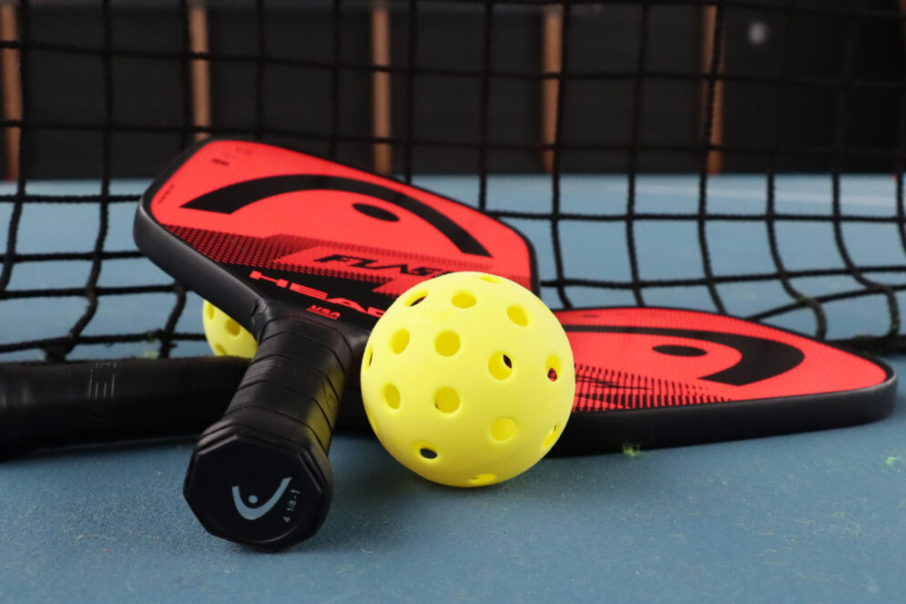 Raquettes et balle de pickleball au complexe sportif Guy MICHAUX à Ocquerre.