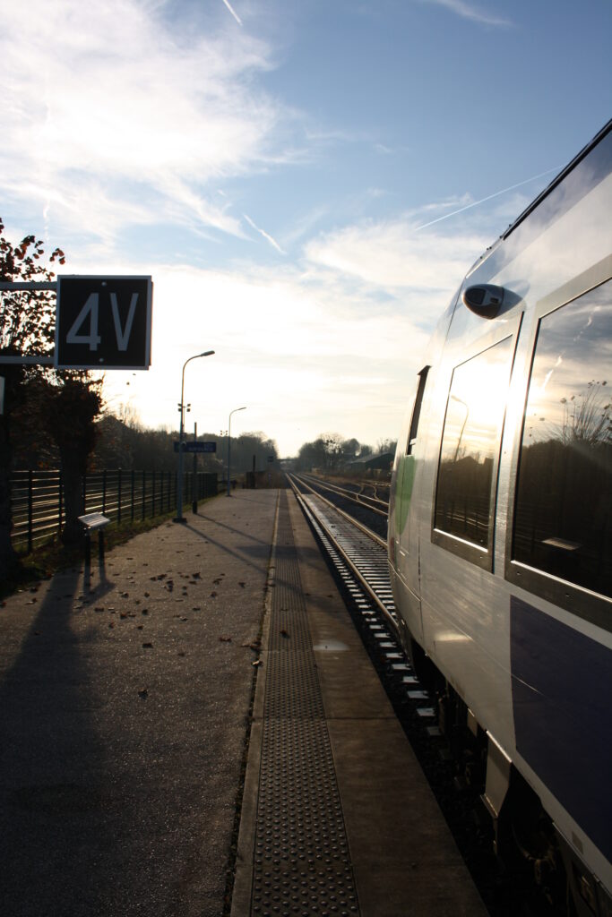 Train au quai de la gare de Lizy-sur-Ourcq - Agrandir l'image, fenêtre modale