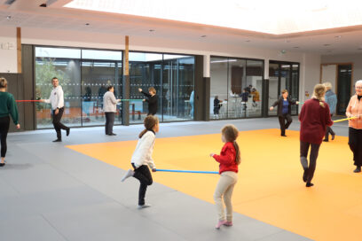 Enfants, parents et grand-parents lors d'un atelier sportif au dojo Frédérique JOSSINET. - Agrandir l'image, fenêtre modale