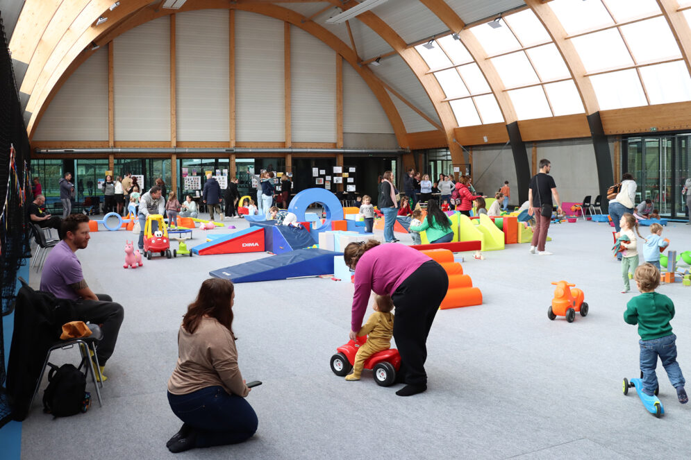 Vue d'enfants qui jouent avec leurs parents et discutant avec les professionnelles de la petite enfance au complexe Guy MICHAUX à Ocquerre lors de la Grande matinée des petits.