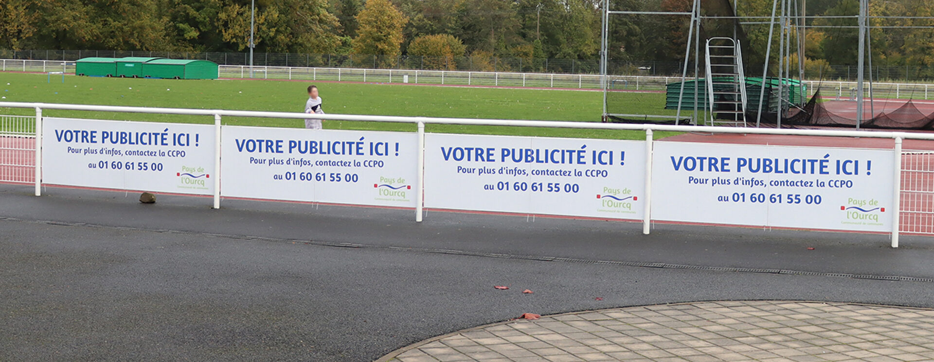 Exemples de panneaux publicitaires sur le stade Micheline OSTERMEYER à Ocquerre