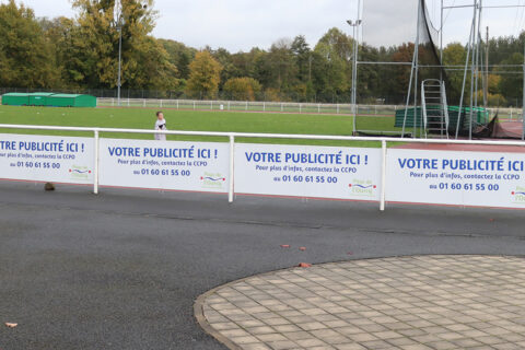 Exemples de panneaux publicitaires sur le stade Micheline OSTERMEYER à Ocquerre