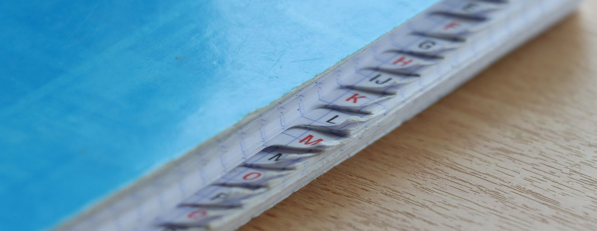 Zoom sur un répertoire montrant des onglets avec les lettres de l'alphabet.