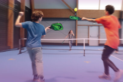 Trois adolescents en train de jouer au pickleball au complexe sportif Guy Michaux à Ocquerre. - Agrandir l'image, fenêtre modale