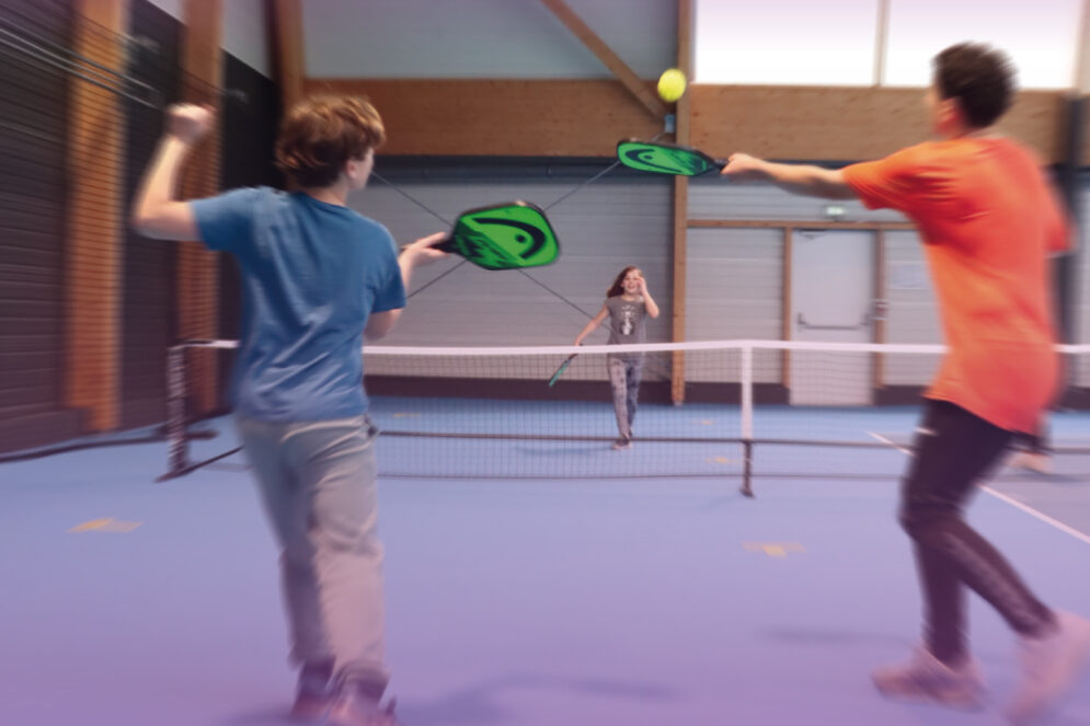 Trois adolescents en train de jouer au pickleball au complexe sportif Guy Michaux à Ocquerre.