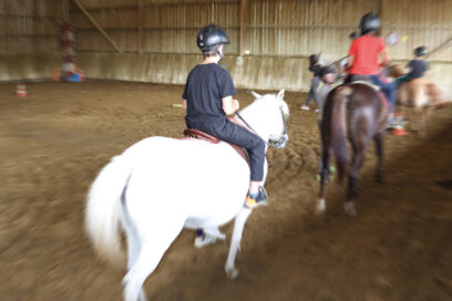Adolescents en train de faire du cheval dans un manège au centre équestre de Dhuisy. - Agrandir l'image, fenêtre modale