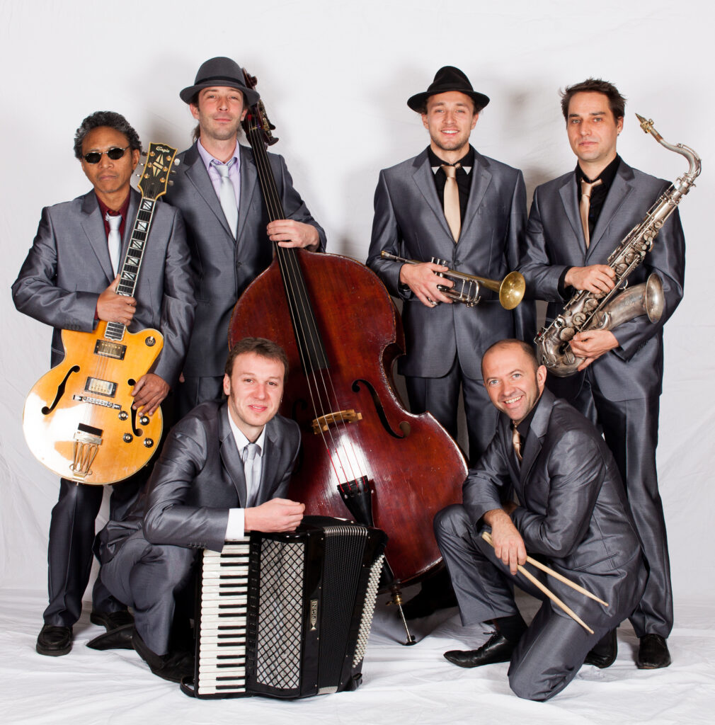 Le groupe de jazz ZAZUZAZ composé de 6 musiciens en train de poser pour un shooting photo. - Agrandir l'image, fenêtre modale