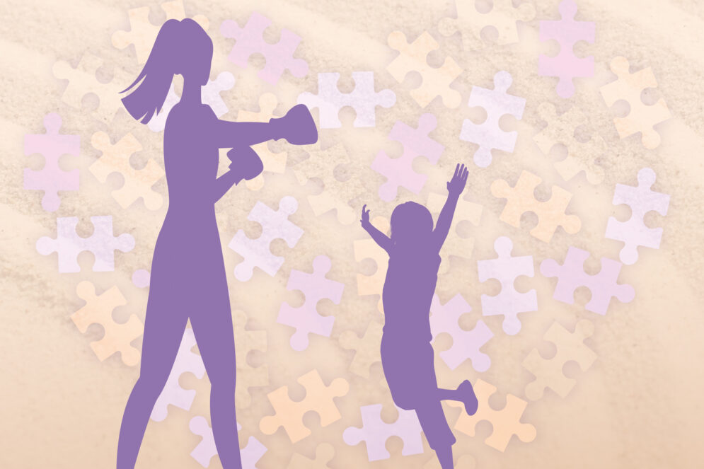 Silhouettes de femme et enfant faisant du cardio boxe.