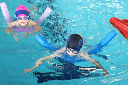 Deux enfants dans la piscine lors des stages de natation. - Agrandir l'image, fenêtre modale